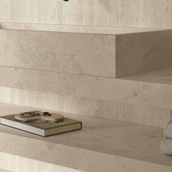 428-420-10-LA-GEOTECA-TRAVERTINO-IVORY-CROSS-120X120-PTECH-TRAVERTINO-IVORY-VEIN-120X280-PTECHjpg